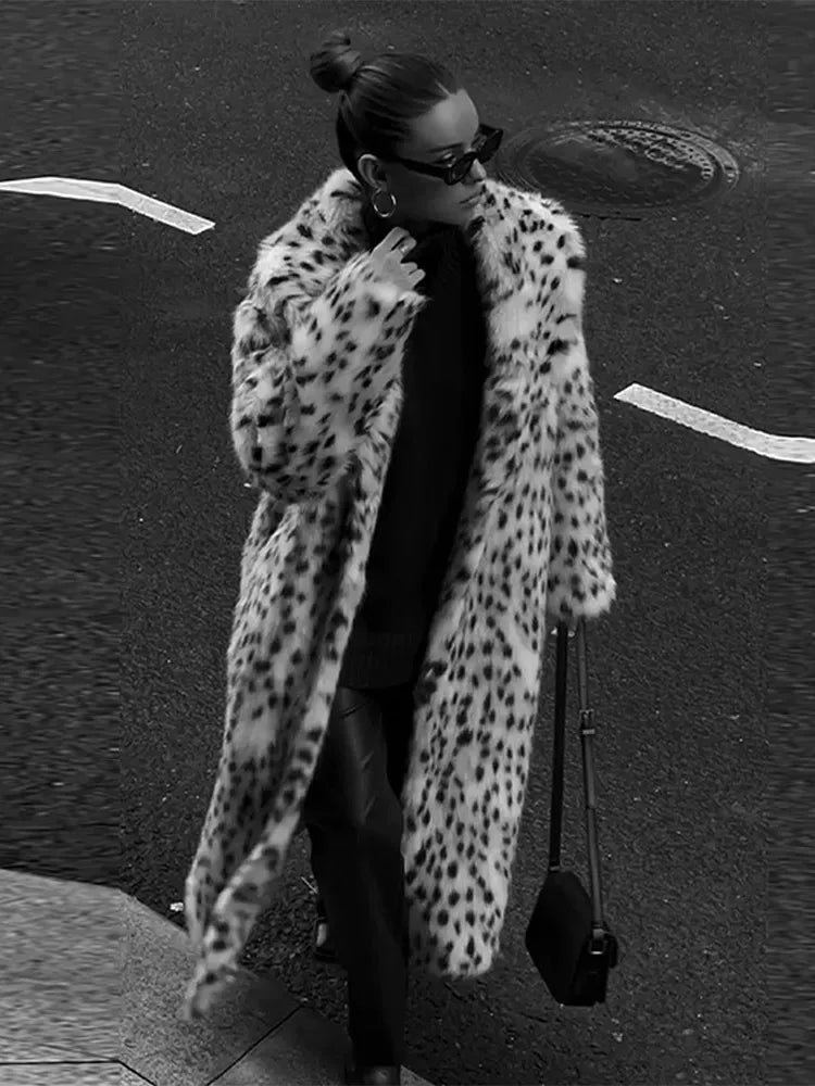 Lea Mantel in Leooptik